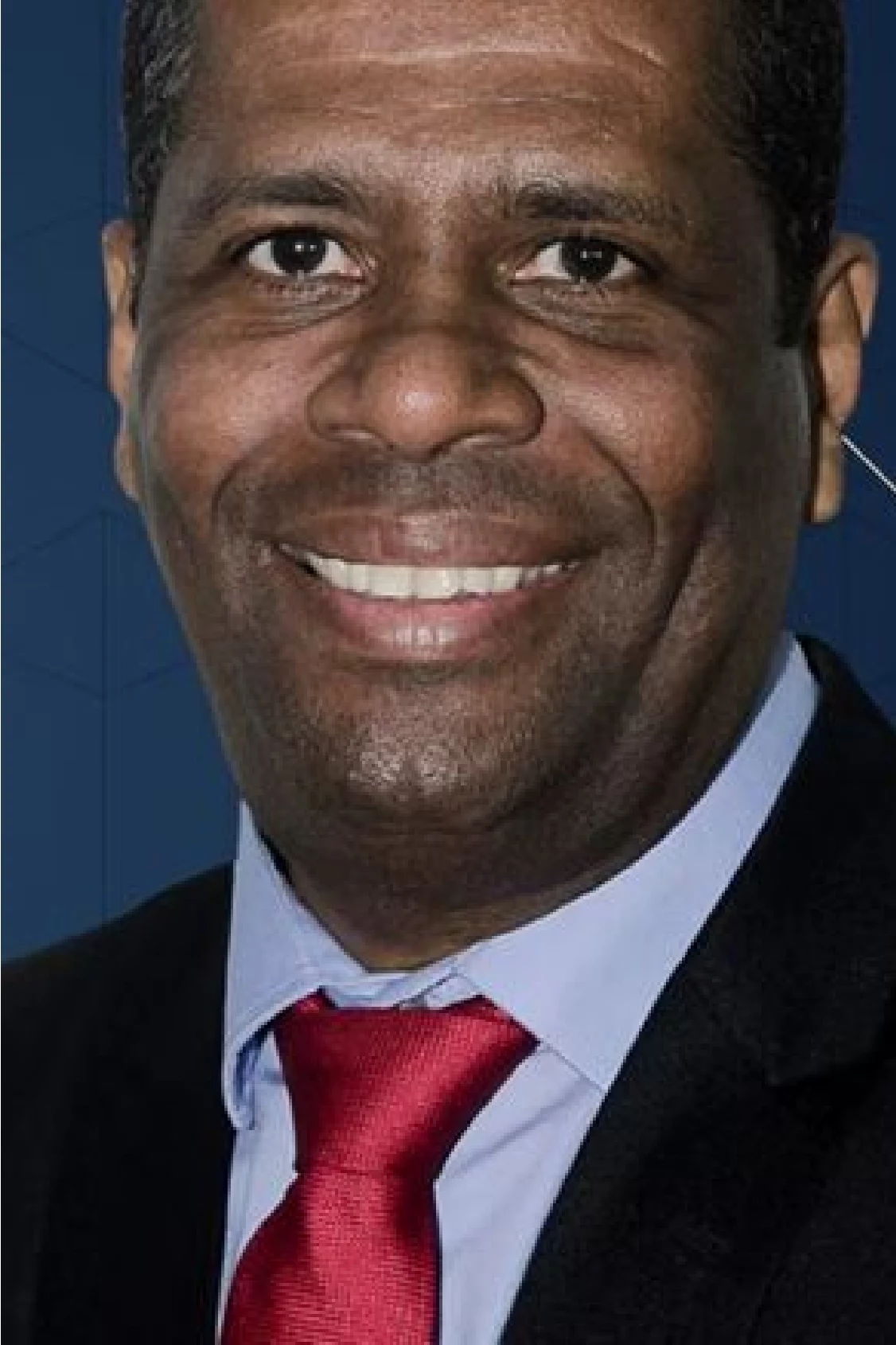 Henrique Barack Obama de terno escuro e gravata vermelha